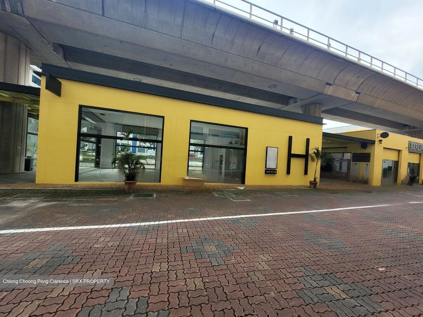 Tradehub 21 (D22), Retail #478688631